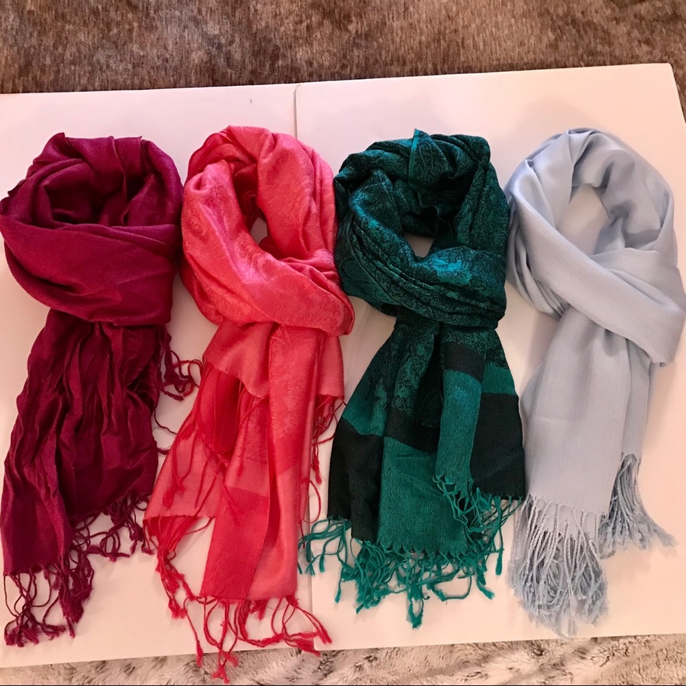BUNDLE 4 SCARVES (LOOK AT PICTURES)